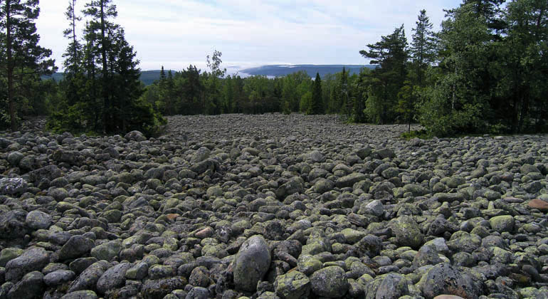 Ett stort klapperfält med mängder med slipade runda stenar.