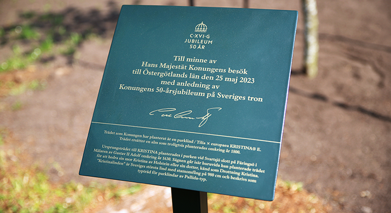 Minnesplaketten där det står "Till minnes av Hans Majestät Konungens besök till Östergötlands län den 25 maj 2023 med anledning av Konungens 5o-årsjubileum på Sverige Tron".