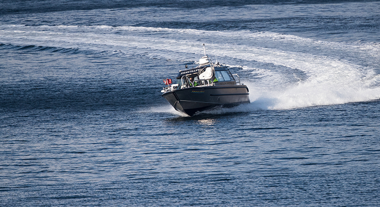Vår båt Fiskalen i full fart. Foto: Lars Molander, Länsstyrelsen.