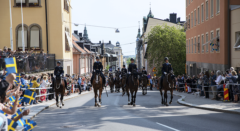 Hästkortege uppför Storgatan