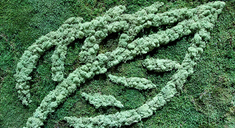 Biogassymbol i form av ett löv planterat med gröna växter