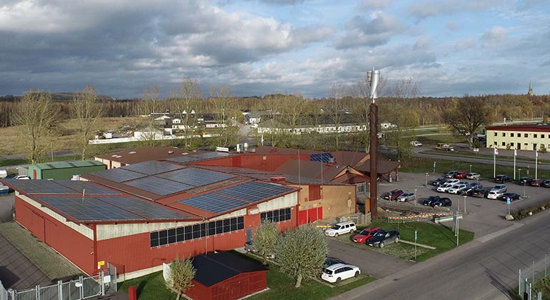 Foto över en industri med solceller på taket.