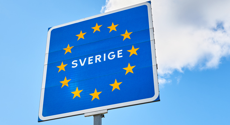 Gränsskylt som visar Sverige inringat at gula EU-stjärnor