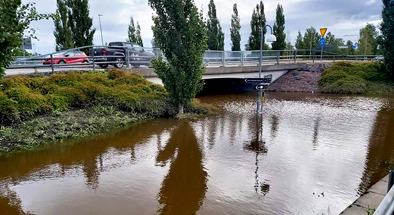 Översvämmad väg i Gävle.