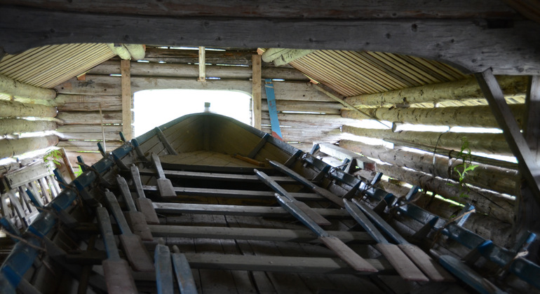Kyrkbåt i kyrkbåthuset i Börön. Foto: Länsstyrelsen Jämtlands län