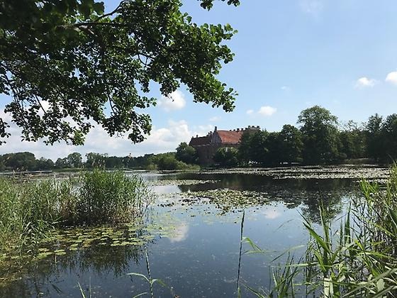 svaneholms slott med sjön i förgrunden