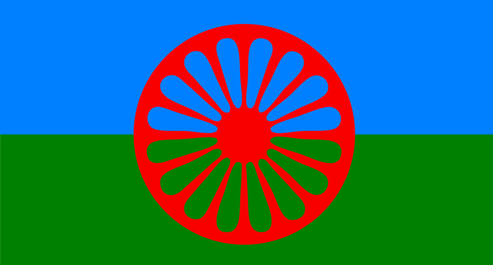 Den romska flaggan består av ett blått fält upptill, ett grönt fält nertill och i mitten ett rött hjul.