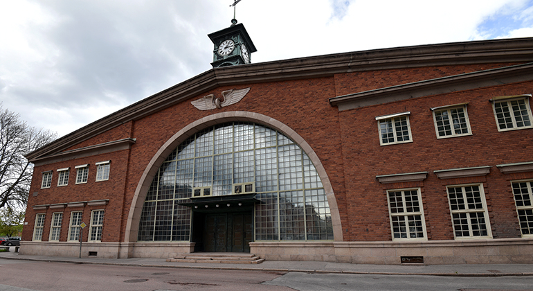 Södra station är en byggnad i rött tegel och har ett stort panorama fönster på framsidan.