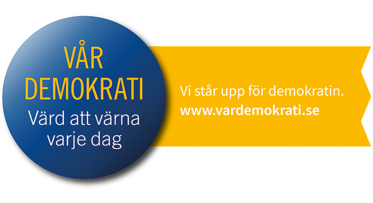 Logotyp med texten "Vår demokrati - värd att värna varje dag. Vi står upp för demokratin. www.vardemokrati.se"
