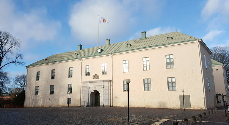 Exteriörbild av Linköpings slott från den yttre borggården.
