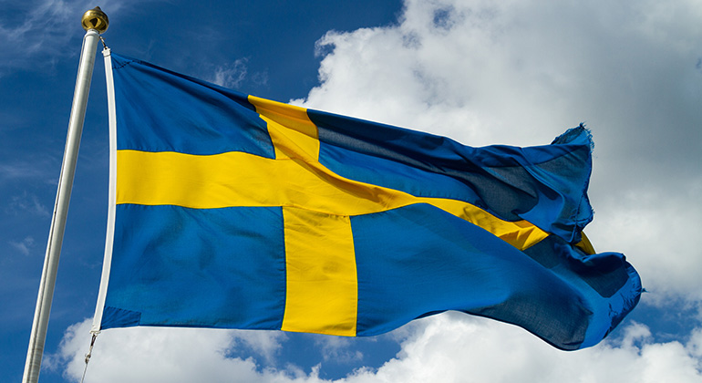Sveriges flagga vajar i vinden.