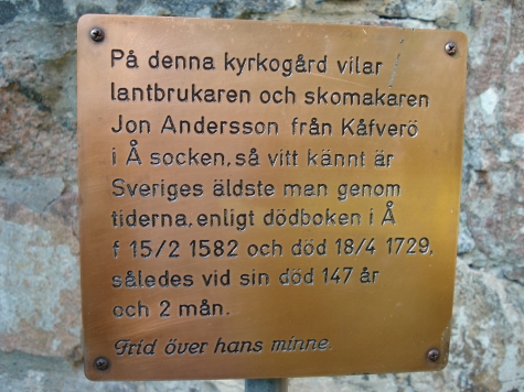 Enligt skylten vid kyrkan blev Jon Andersson 147 år. Foto Östergötlands museum.