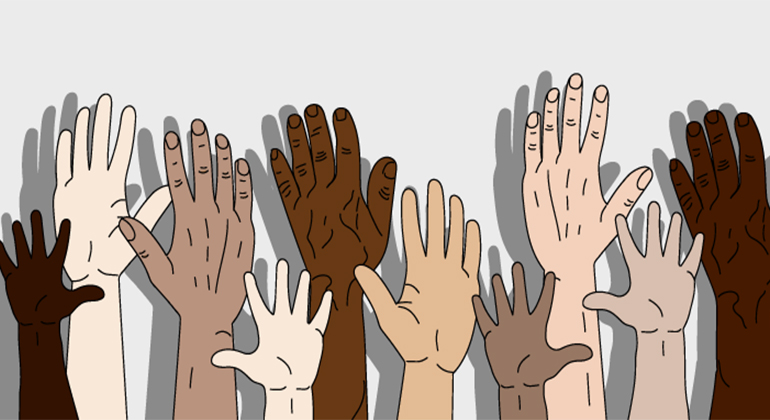 Händer i olika storlekar sträcks upp i luften. Bilden symboliserar ensamkommande barn från olika länder.  