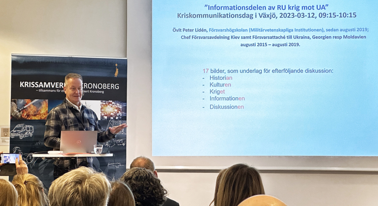 Peter Lidén står på scen och föreläser på årets Kriskommunikationsdag i Växjö.
