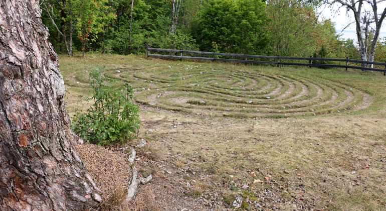 Stenar lagda i ett labyrintmönster på marken.