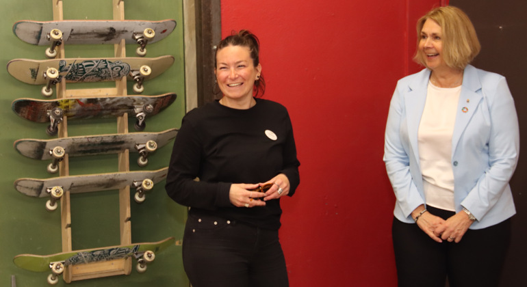 Denise Asp och Marita Ljung står framför en vägg med uppsatta skateboardar.
