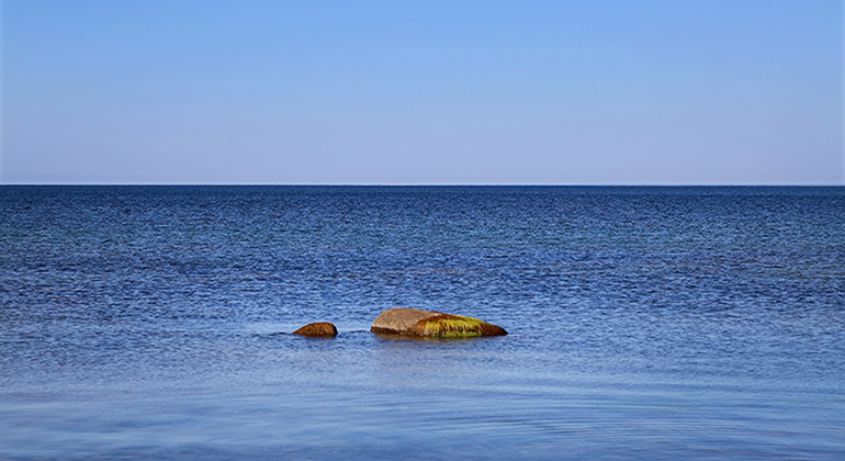 Dummybild ett blått Östersjön under blå himmel