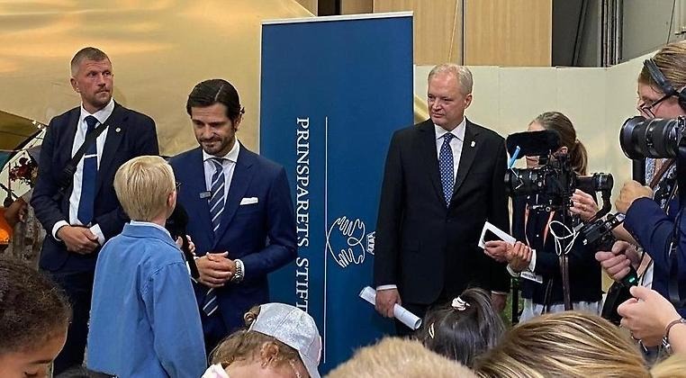 Prins Carl Philip blir intervjuad av en liten pojke, landshövding Sten Tolgfors står bredvid