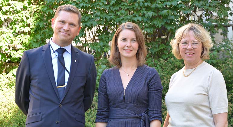 Bild på tillförordnat länsråd Björn Forsberg, civilminister Ida Karkiainen och Dalarnas nya landshövding Helena Höij