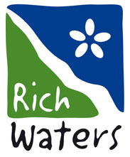 Rich Waters logotyp.