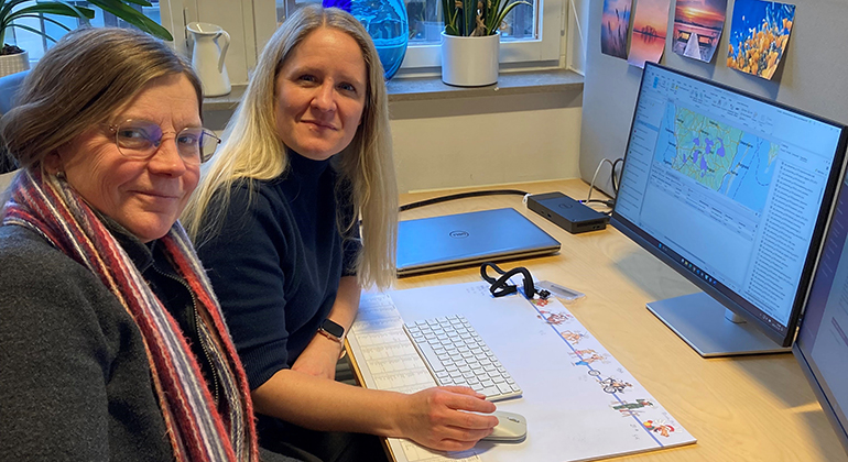 Helene Pettersson och Cecilia Gustafsson vid en dator.
