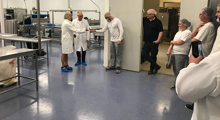 Maria Larsson besöker matföretaget Delmat och invigningen av deras nya produktionsrum.