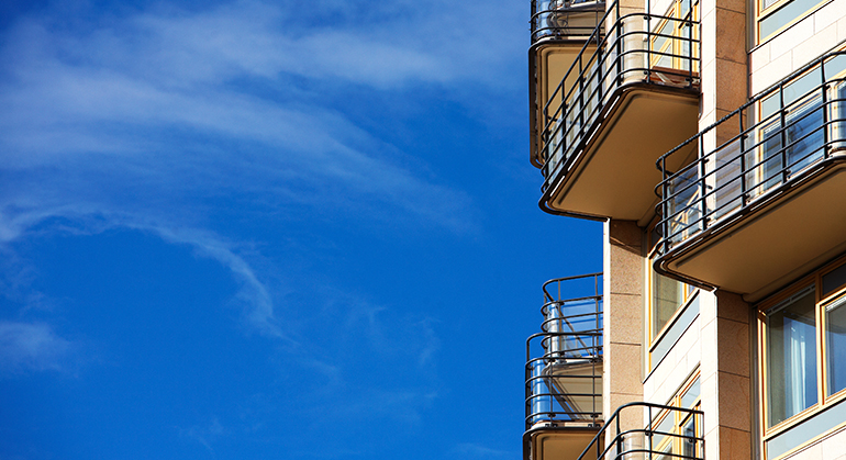 Bild av balkonger till omslaget av Bostadsmarknadsanalysen.