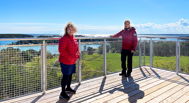 Landshövding Beatrice Ask och projektledare Anna Ingvarson står högst upp i det nya utsiktstornet med vyer över den sörmländska skärgården i bakgrunden