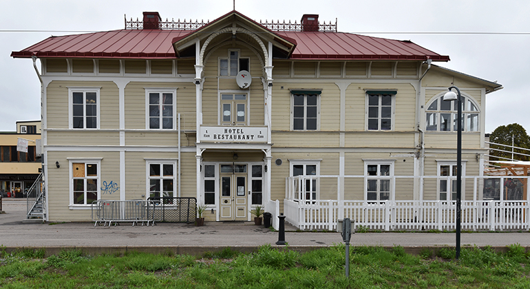 Järnvägshotellet är en relativt storbyggnad. Den är målad i en beige ton och har vita foder. Taket är plåt i röd-orange.