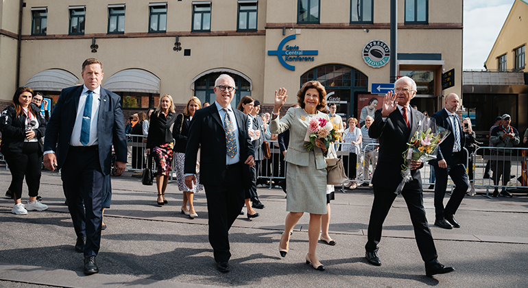 Kungaparet anländer till Gävle med tåg och välkomnas av åskådare