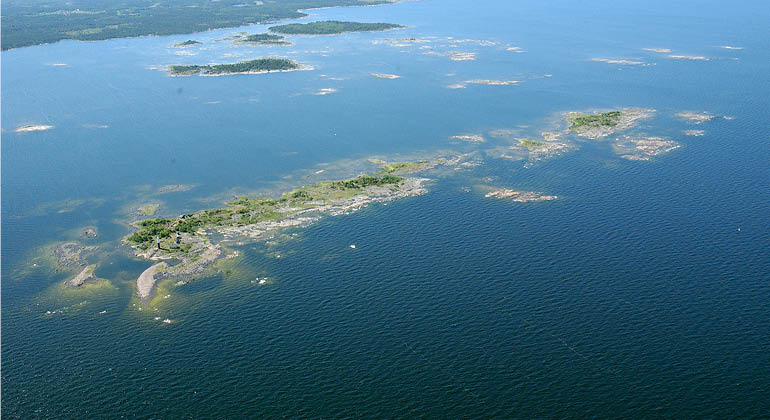 Flygbild över ön Björn med bland annat fastlandet och öarna Källen och Fågeln i bakgrunden
