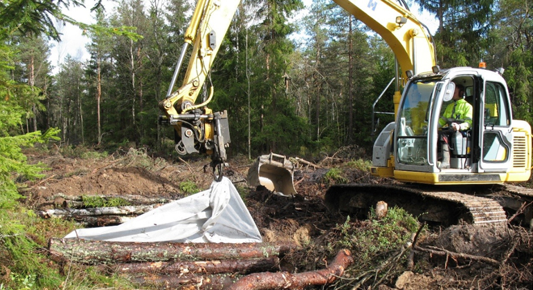 Fotografi av proppning av dike som del av hydrologisk restaurering vid Komosse under projektet Life to Ad(d)mire. Bild: Länsstyrelsen, 2012.