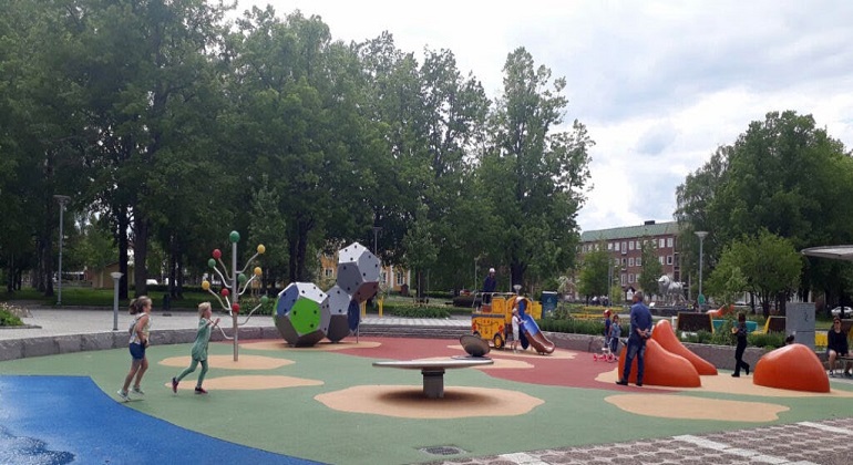 En lekplats med många olika saker för barn att aktivera sig och leka med.