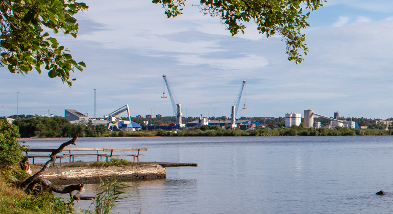 Vy över Mälaren med Västerås stad i bakgrunden.