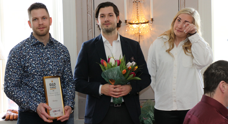Bild på Årets Serviceföretag 2022. Östersunds nominering Multichallenge fick Guldstjärnan. Tobias och Nicklas Edin samt en väldigt glad och rörd Jennie Blom, tog emot priset på Residenset.