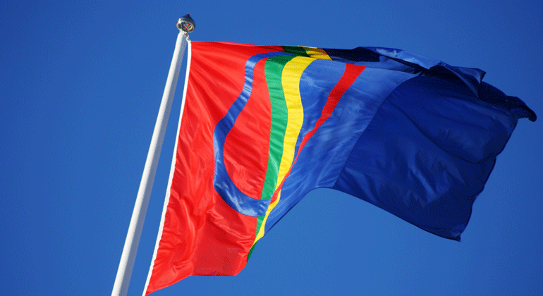 Samiska flaggan mot en klarblå himel