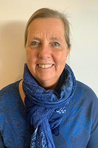 Foto på föreläsaren Eva Wendt. En kvinna med ljust hår och blå sjal runt halsen.