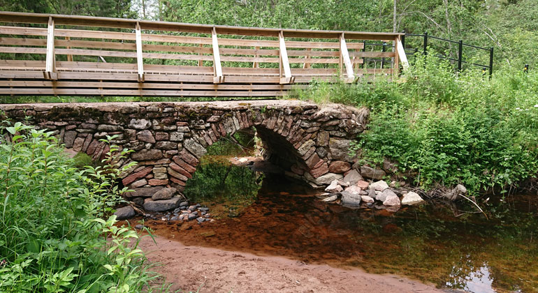 En bro över ett mindre vattendrag