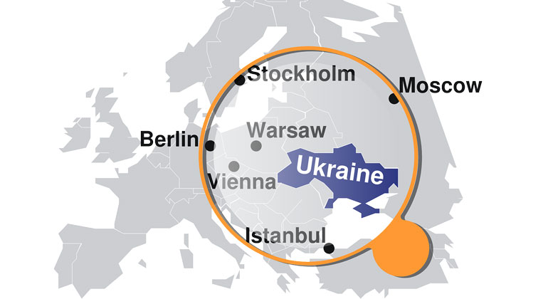 Karta över Europa med ett förstoringsglas över Ukraina. Text på bilden Stockholm, Moscow, Berlin, Warsaw, Vienna, Ukraine, Istanbul.