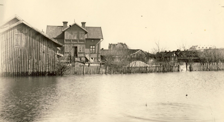 Översvämning i centrala Örebro (Tulegatan) år 1900. Okänd fotograf.