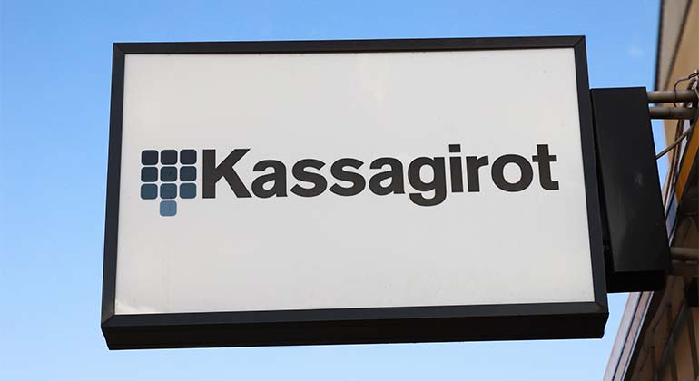 Fasadskylt med Kassagirots logotyp