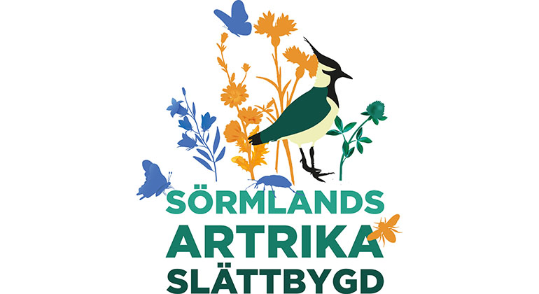 Logotyp för Sörmlands artrika slättbygd. Logotypen föreställer illustrerade djur och växter i siluett, i förgrunden en tofsvipa.