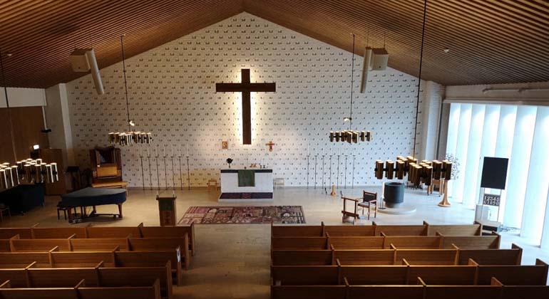 Invändigt består kyrkans väggar av tegel som målats vitt och innertaket är av trä liksom dörrar och kyrkbänkar, golvet är ett kalkstensgolv.