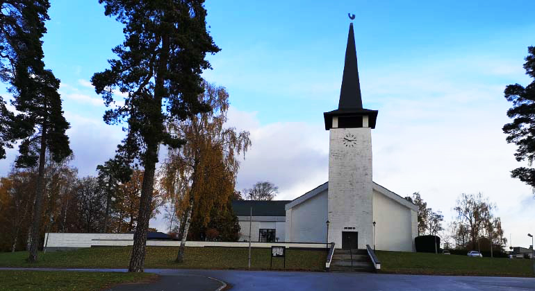 Lessebo kyrka uppförd i byggnadsmaterialen tegel och trä. Kyrktornet är högt. Teglet är vitmålat och taket klätt med skifferplattor. Kyrkan, bårhus och kyrkomur ligger på en höjd och omges av gräsmattor och enstaka träd.