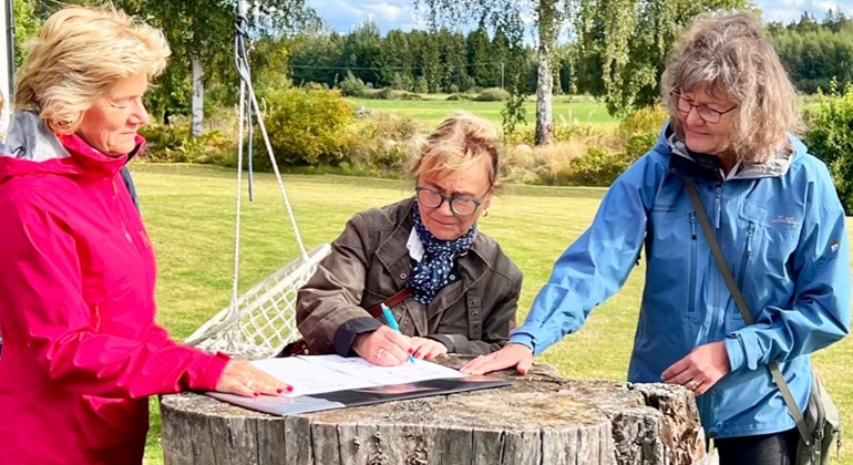 Landshövdingarna för Örebro, Södermanland och Västmanland skriver under den nya strategin för Hjälmarens lövskogar.