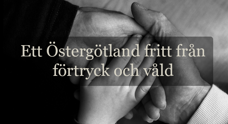 Tre händer sett uppifrån i bakgrunden och i förgrunden texten ett Östergötland fritt från förtryck och våld