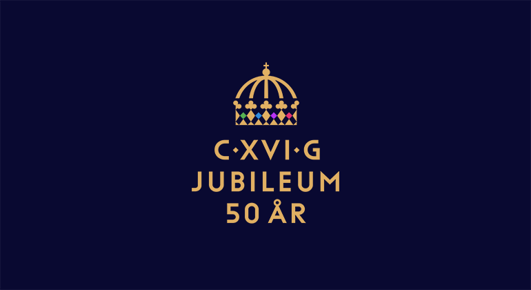 Emblemet för kung Carl XVI Gustafs 50 år på tronen. En krona i guld och texten "C XVI G, Jubileum, 50 år" på en mörkblå bakgrund. 