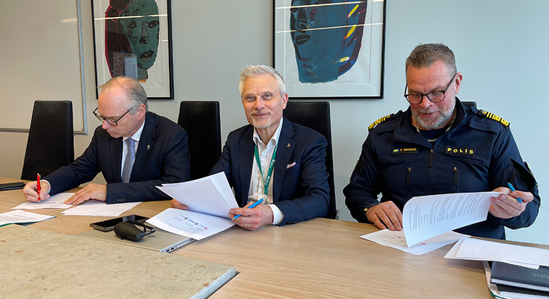 Landshövding Anders Flanking, regiondirektör Stefan Hollmark och polisområdeschef Fredrik Persson signerar överenskommelse för gemensamt brottsförebyggande arbete.