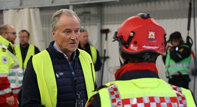 Bild från Sälens flygplats där flygplanschef pratar med en representant för den norska räddningstjänsten. 