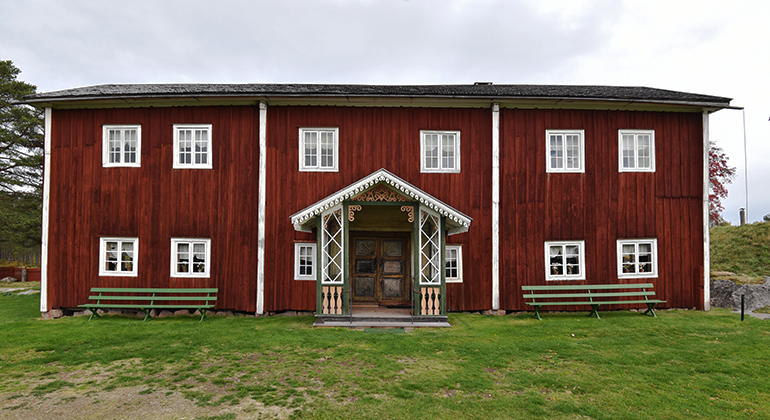 Fågelsjö gammelgårds huvudbyggnad är röd. Furstukvisten har vackra ornament i gult.